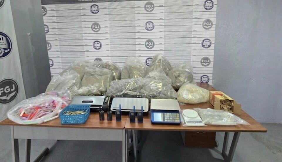 ¡Golpe al narcomenudeo! Hallan 40 kilos de droga en casa de Ecatepec tras balacera