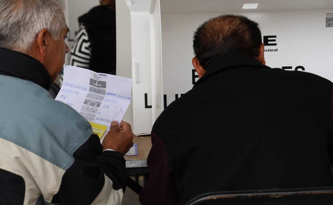 Algunos ciudadanos acudieron a votar apoyados por lo que parece un acordeón, donde llevaban los números de los candidatos. Foto: Roberto Guerrero / El Universal Estado de México