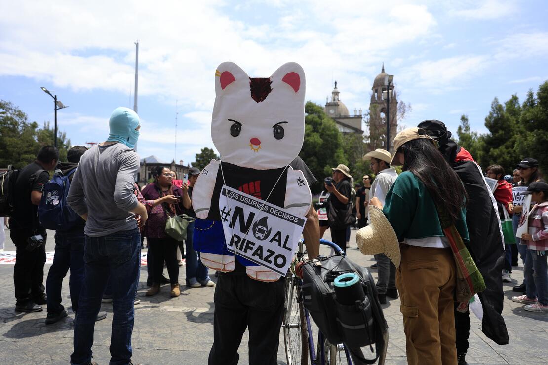 Toluca, Méx.- Integrantes del colectivo “No al Tarifazo” y jóvenes estudiantes se manifestaron en la capital mexiquense para llamar al Ejecutivo a no autorizar un incremento en la tarifa del transporte público, al implicar un golpe al bolsillo de quienes menos tienen.
