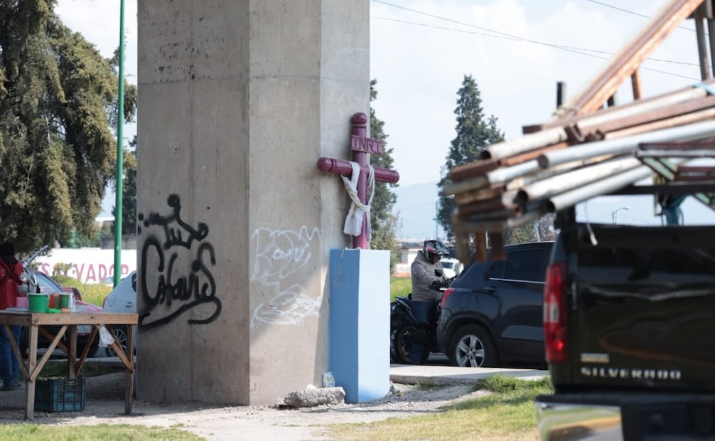 Las cruces se convierten en espacios de memoria durante la celebración de Día de Muertos. Foto Alejandro Vargas / El Universal