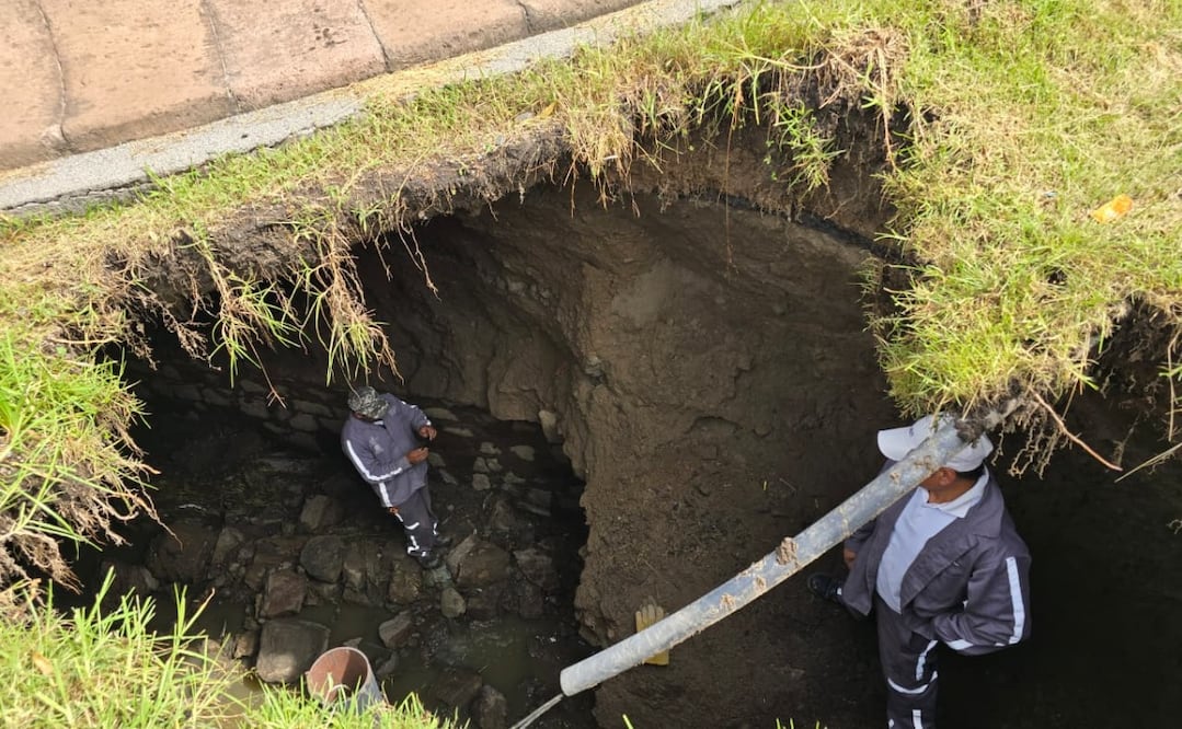 Personal especializado del OAyST realiza la supervisión de los daños provocados por el colapso en la delegación Capultitlán. Foto Especial