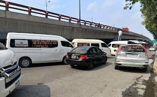 Transportistas escolares bloquean Gustavo Baz en Tlalnepantla