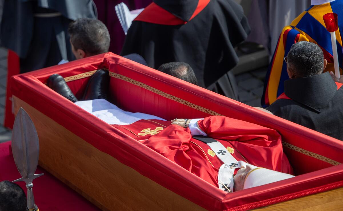 El cuerpo del Papa Francisco es expuesto en su capilla privada en el Vaticano, el lunes 21 de abril de 2025. Foto Vaticano News