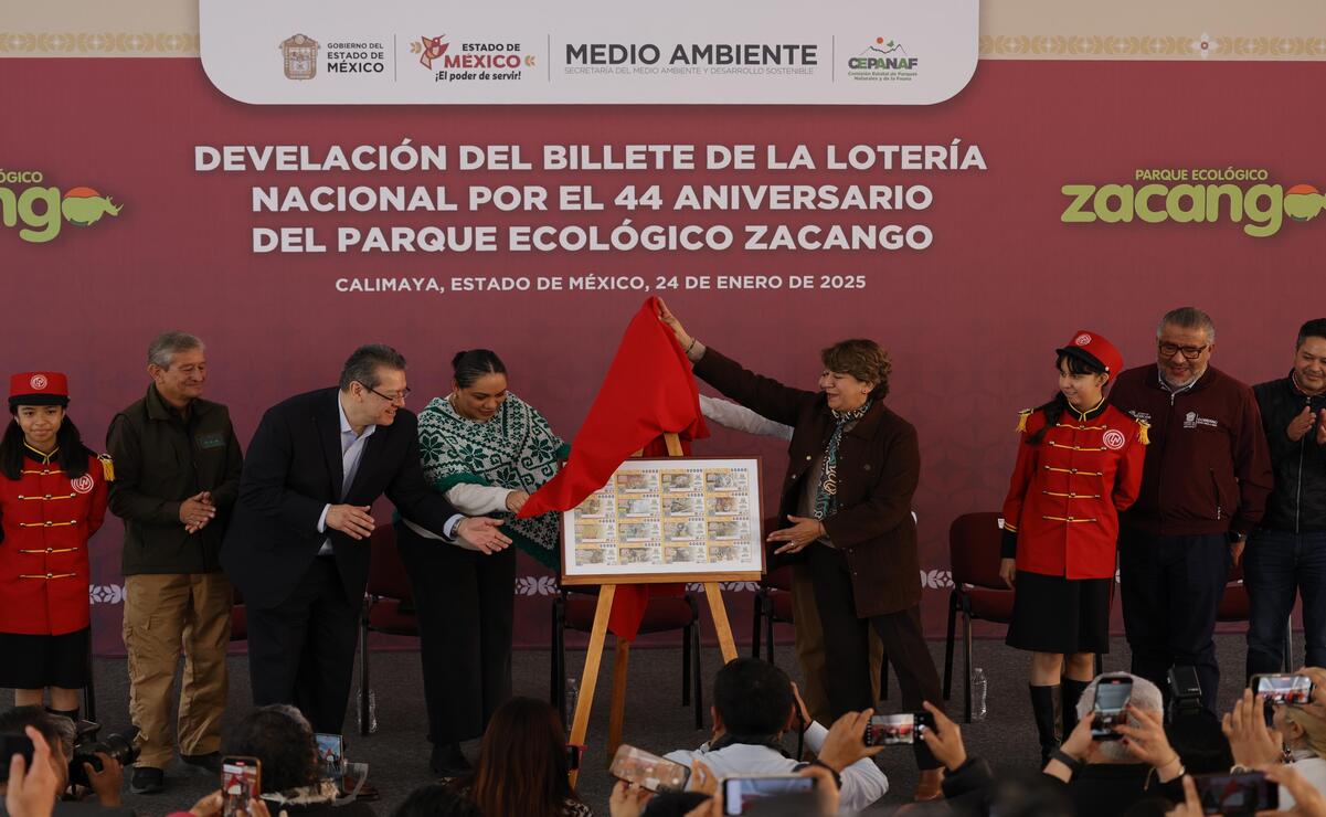 La Gobernadora reveló el boleto que la Lotería Nacional puso a la venta con 20 imágenes conmemorativas del Parque Ecológico Zacango. Foto: Arturo Hernández