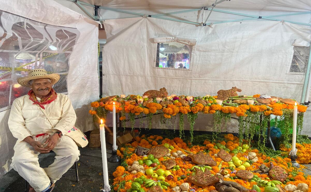 Inauguran la Exposición de ofrendas alusivas al Día de Muertos "Entre Flores nos reciben y entre ellas nos despiden" en Toluca. Foto: Hanna Santillán.