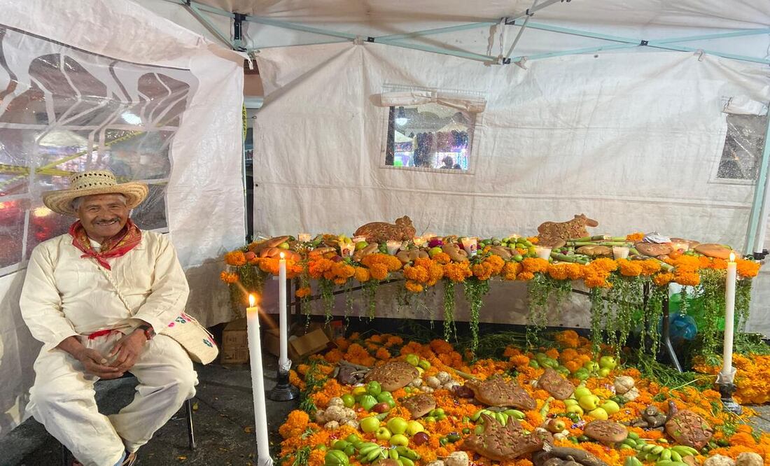 Inauguran la Exposición de ofrendas alusivas al Día de Muertos "Entre Flores nos reciben y entre ellas nos despiden" en Toluca. Foto: Hanna Santillán.
