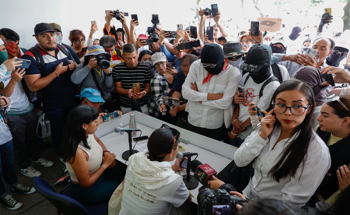 La emisora universitaria UniRadio 99.7 FM, realizó una transmisión especial en la que estudiantes participaron para expresar sus inquietudes y demandas. Foto: Arturo Hernández / EL Universal Estado de México