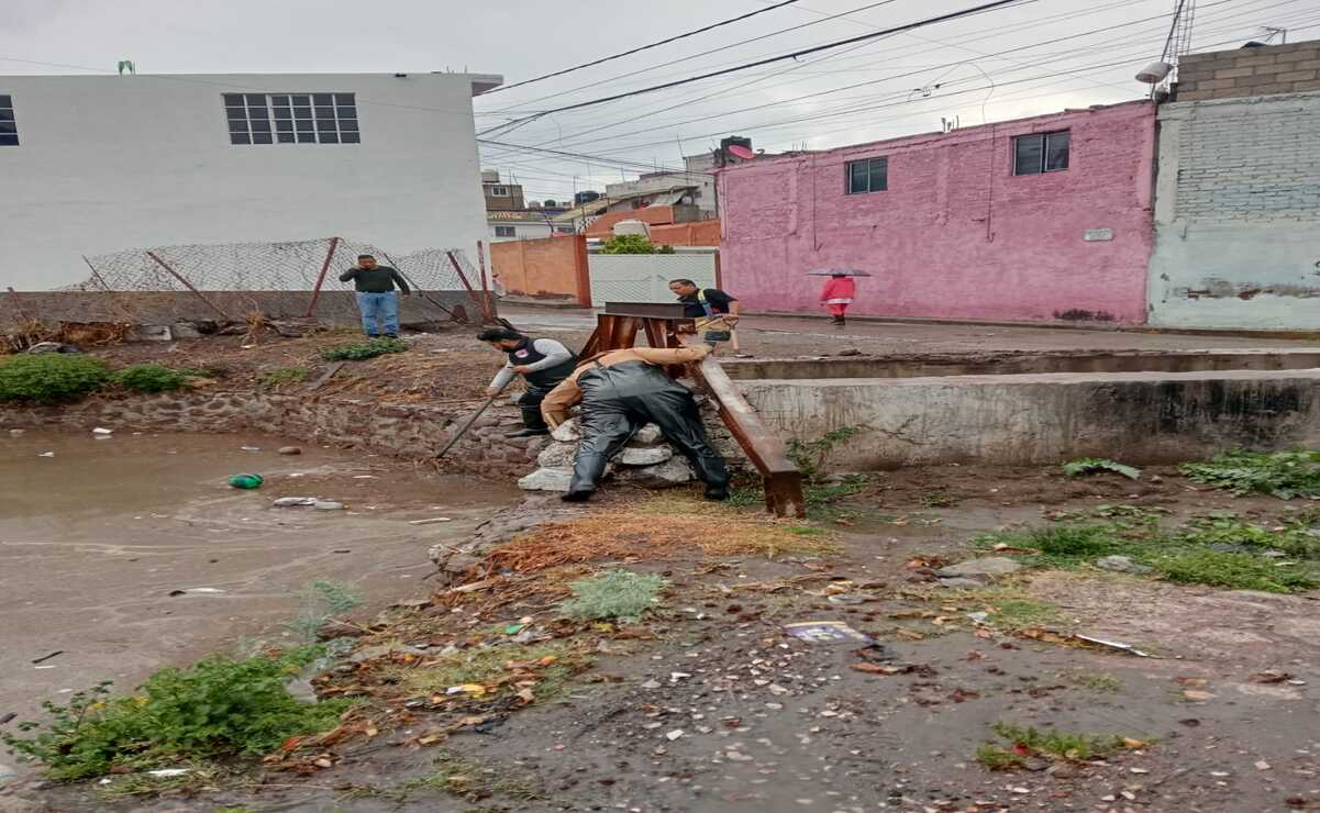 La presidenta municipal de Ecatepec, Azucena Cisneros Coss, acudió esta mañana para supervisar trabajos en barrancas / Foto: Especial