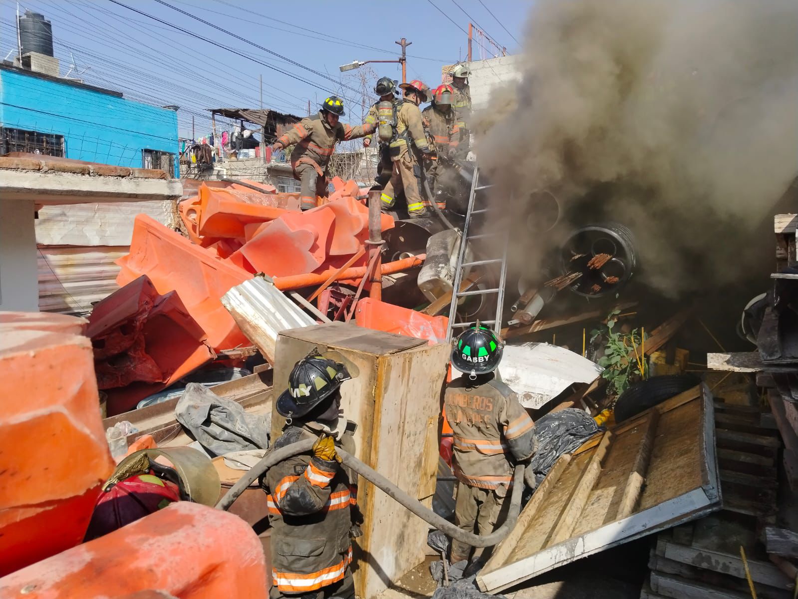 La conflagración alcanzó tres vehículos / Foto especial