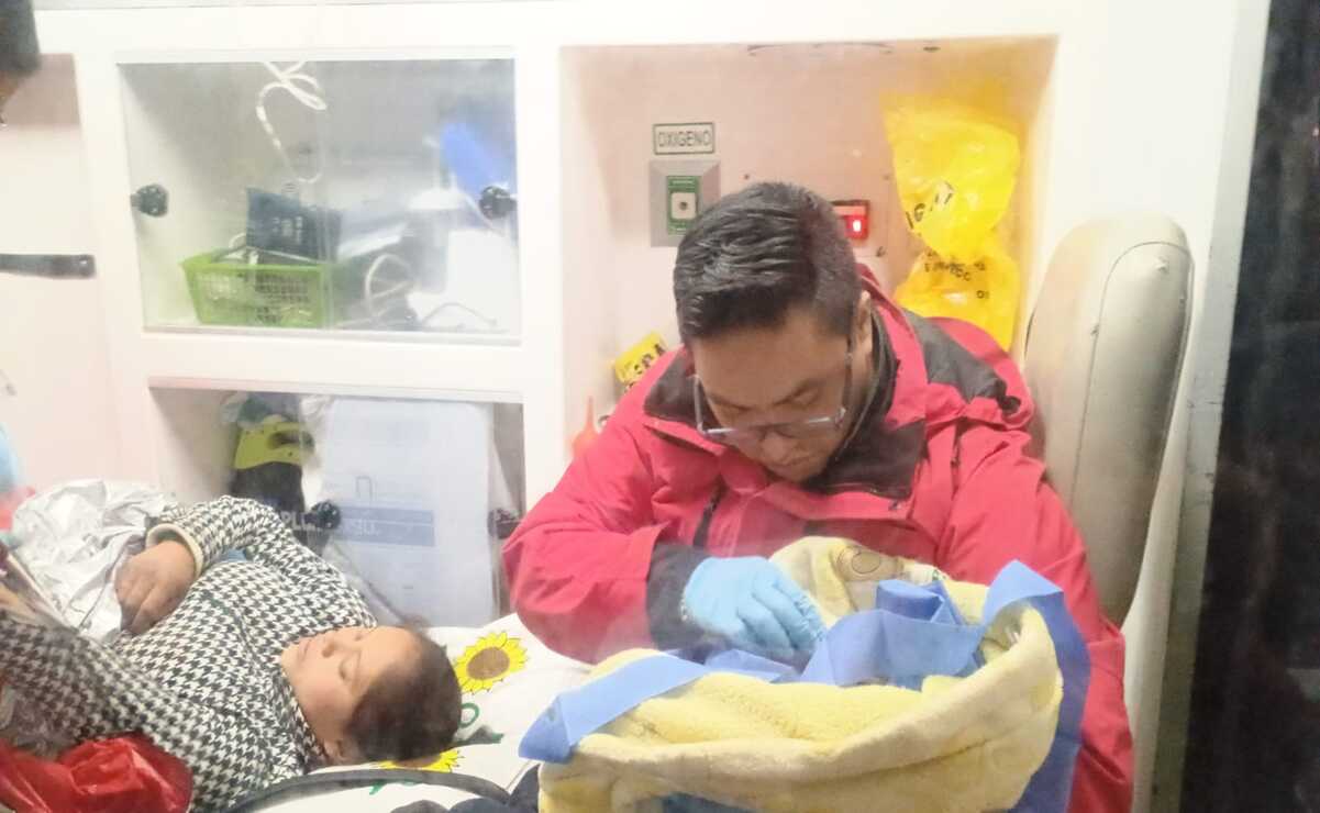 !La cigüeña llegó a Metepec! Nace bebé en estación de bomberos