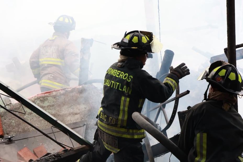 El fuego no se extendió hacia otras viviendas y los bomberos permanecerán en el lugar hasta extinguir todo indicio de fuego debajo de los escombros, dijo Rodolfo Andrade. Foto: especial