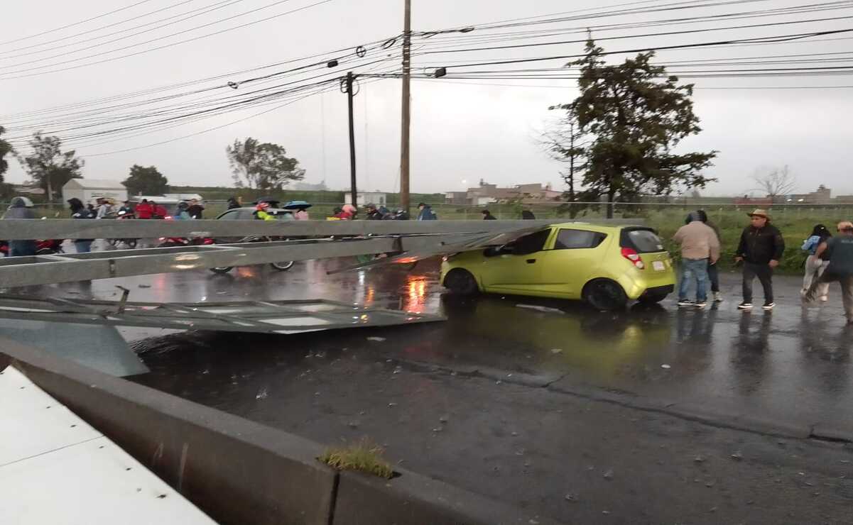 El letrero que se encontraba instalado sobre la vialidad, perteneciente a Caminos y Puentes federales, cayó encima de un vehículo Sedán y de un vehículo compacto / Foto: Especial