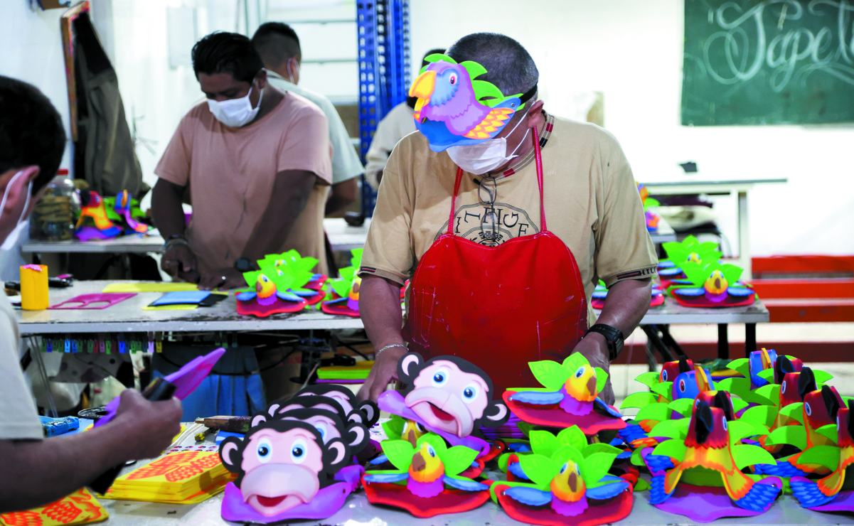 En el taller de fomi, entre 20 y 30 personas elaboran figuras para eventos sociales y festividades patrias / Foto Carlos Mejía
