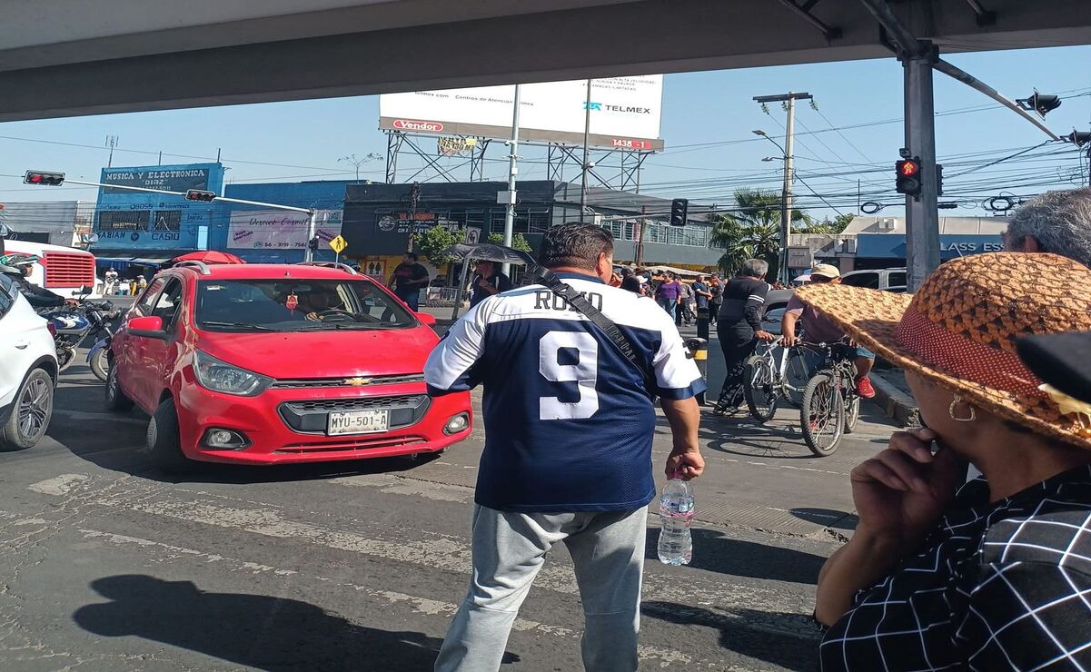 La circulación en Naucalpan se vio interrumpida para automóviles y unidades de transporte. Foto: Especial