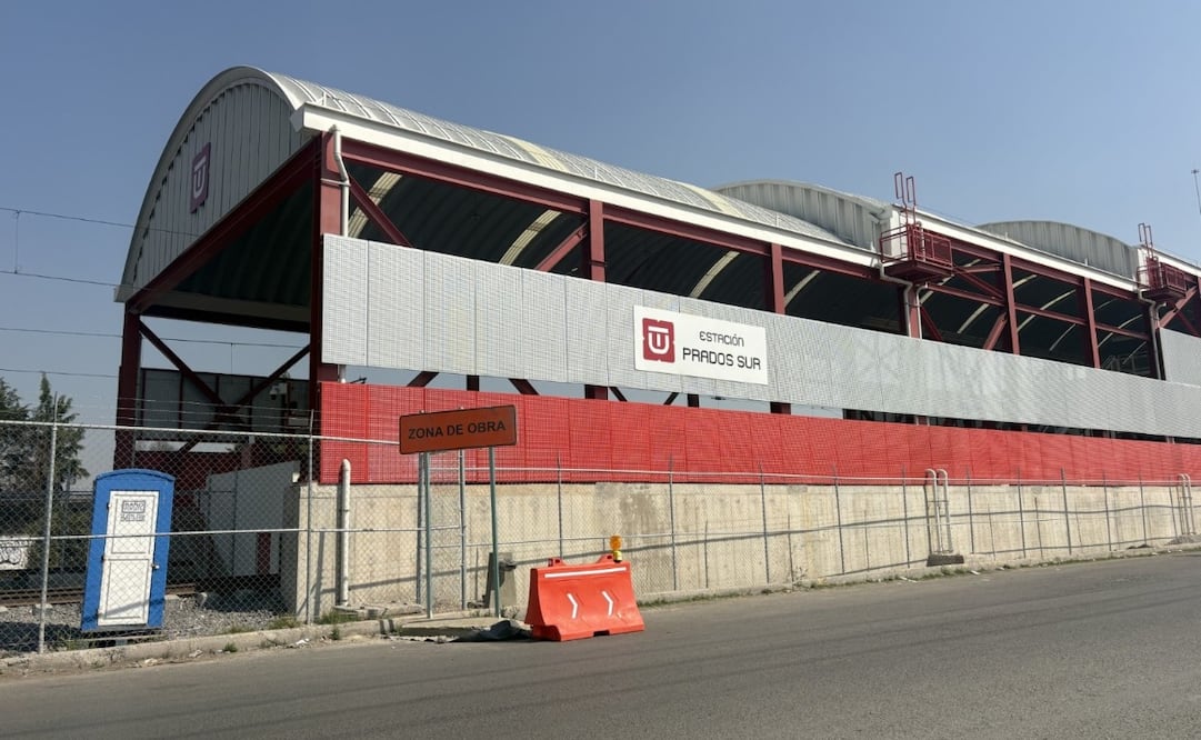 Letreros metálicos con el nuevo logotipo, similar al del Tren Interurbano, ya son visibles en estaciones como Cajiga y Prados Sur. Foto Arturo Contreras / El Universal