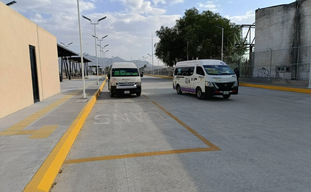 Al no haber rutas alimentadoras, los pasajeros deben caminar hasta 20 minutos desde el Boulevard Tultitlán Poniente. Foto Gisela González / El Universal