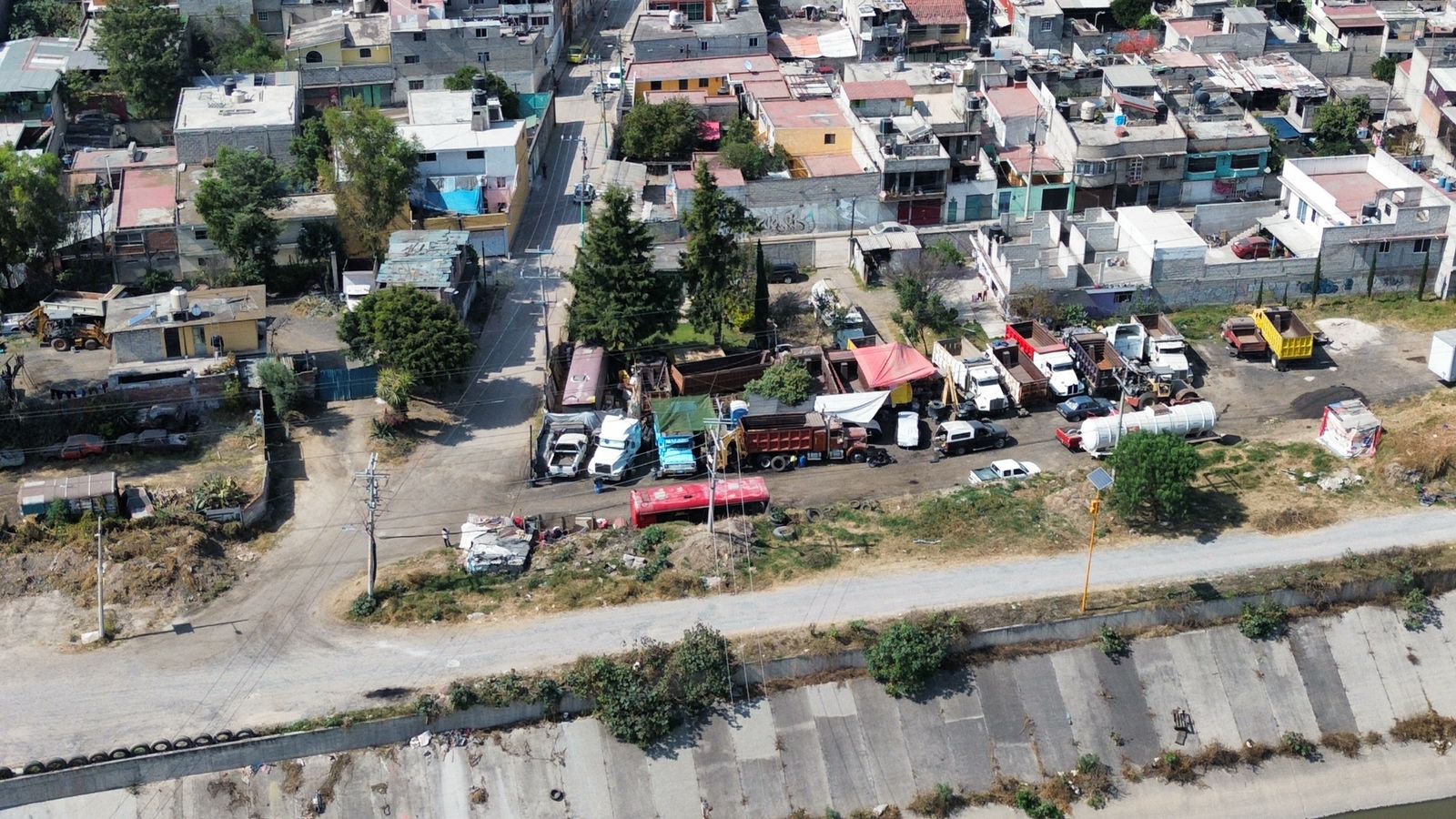 La zona cercana al canal es ocupada para estacionar tráileres. Foto Especial