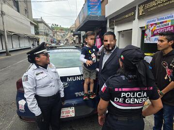 Policías de Toluca rescatan a niño de 3 años que deambulaba solo en el Centro Histórico