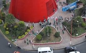 Aficionados arman la fiesta en la Glorieta del Coyote tras el triunfo de México