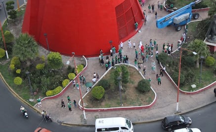 Aficionados arman la fiesta en la Glorieta del Coyote tras el triunfo de México