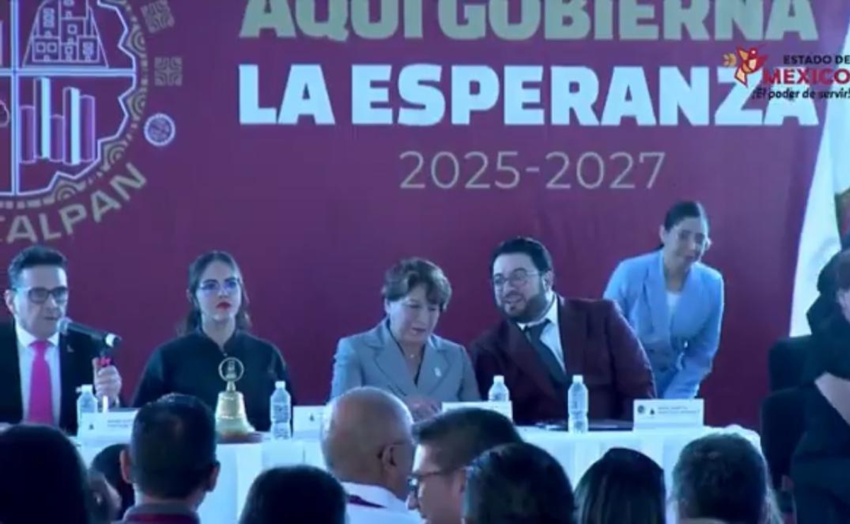 La gobernadora Delfina Gómez Álvarez toma protesta a Isaac Montoya como alcalde de Naucalpan / Foto: Especial
