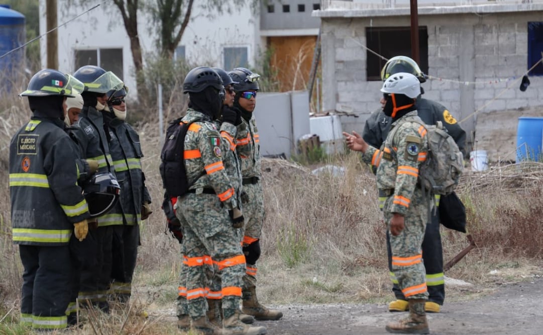 Personal de Pemex y Protección Civil monitorea la concentración de gases tras detectarse una emisión de hidrocarburo en el sitio. Foto Karla Guerrero / El Universal