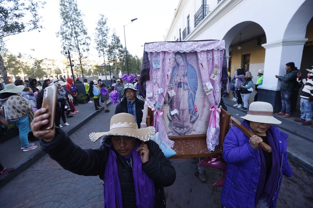 El Día de la Virgen de Guadalupe sigue siendo un punto de unión para los mexicanos. Foto Jorge Alvarado