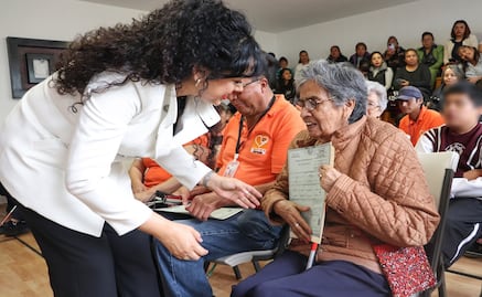 Entregan actas de nacimiento y CURP en Braille en Edomex