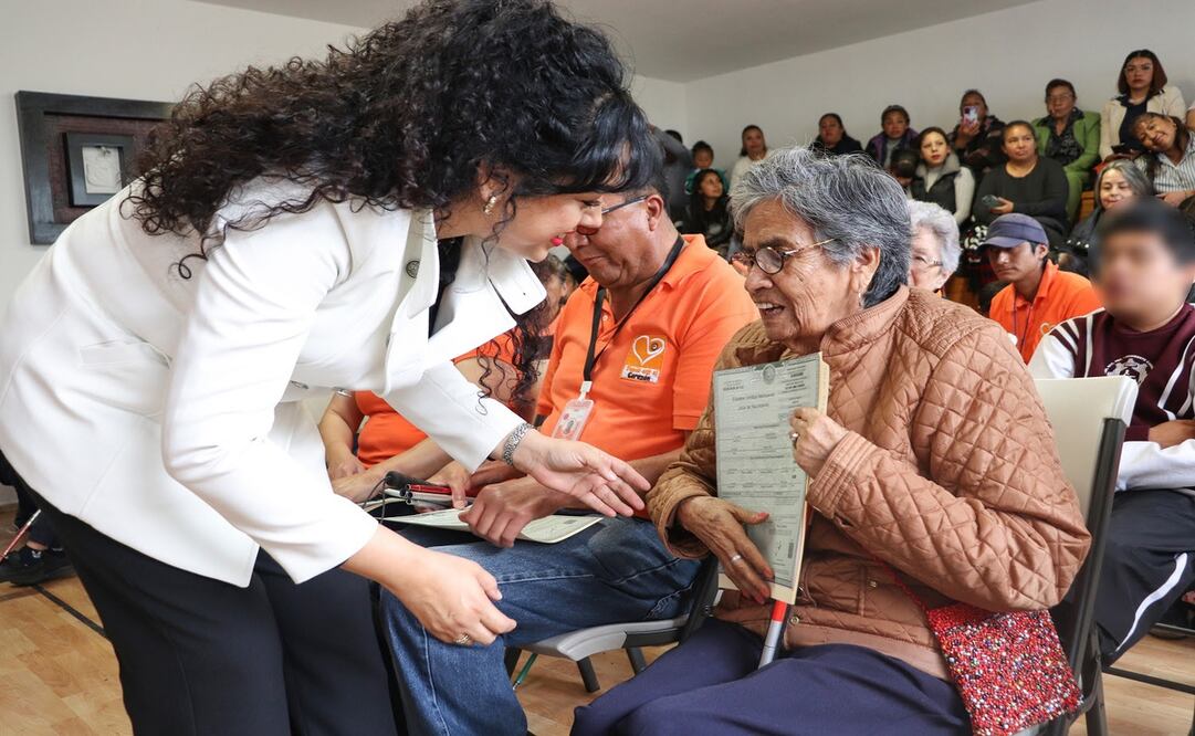 El Registro Civil del Estado de México entregó actas de nacimiento y CURP en sistema Braille a 42 personas. Foto: Especial