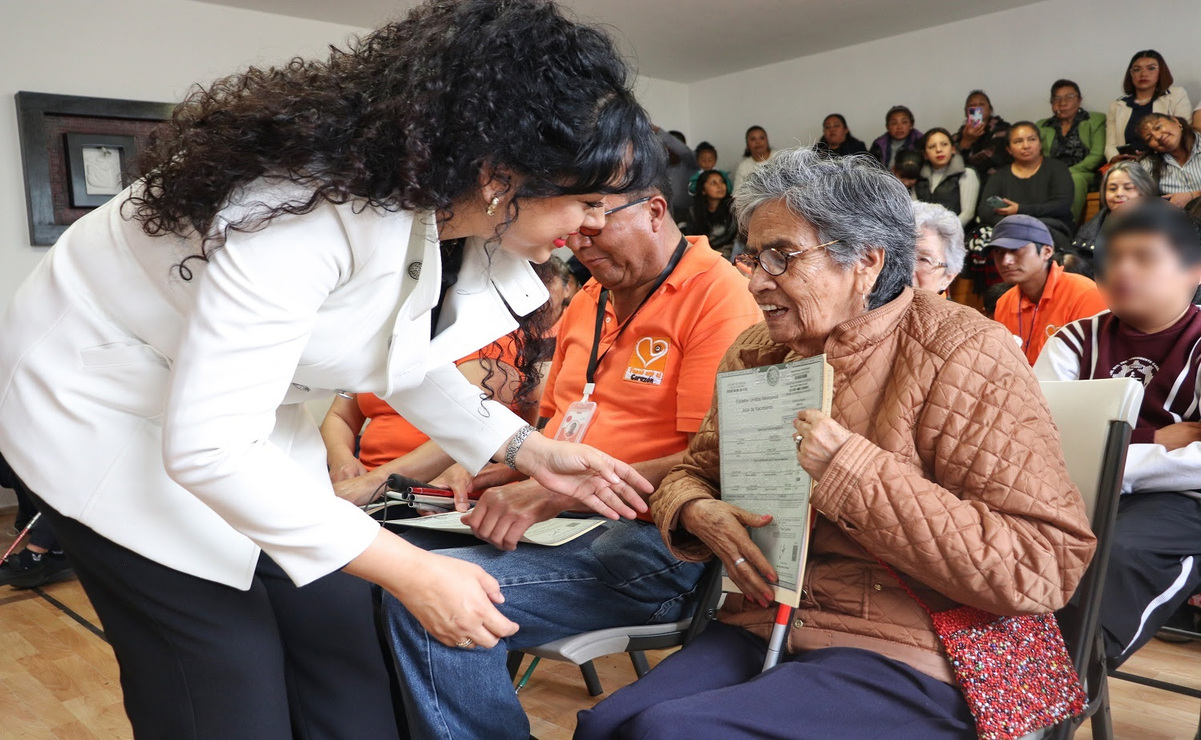 El Registro Civil del Estado de México entregó actas de nacimiento y CURP en sistema Braille a 42 personas. Foto: Especial