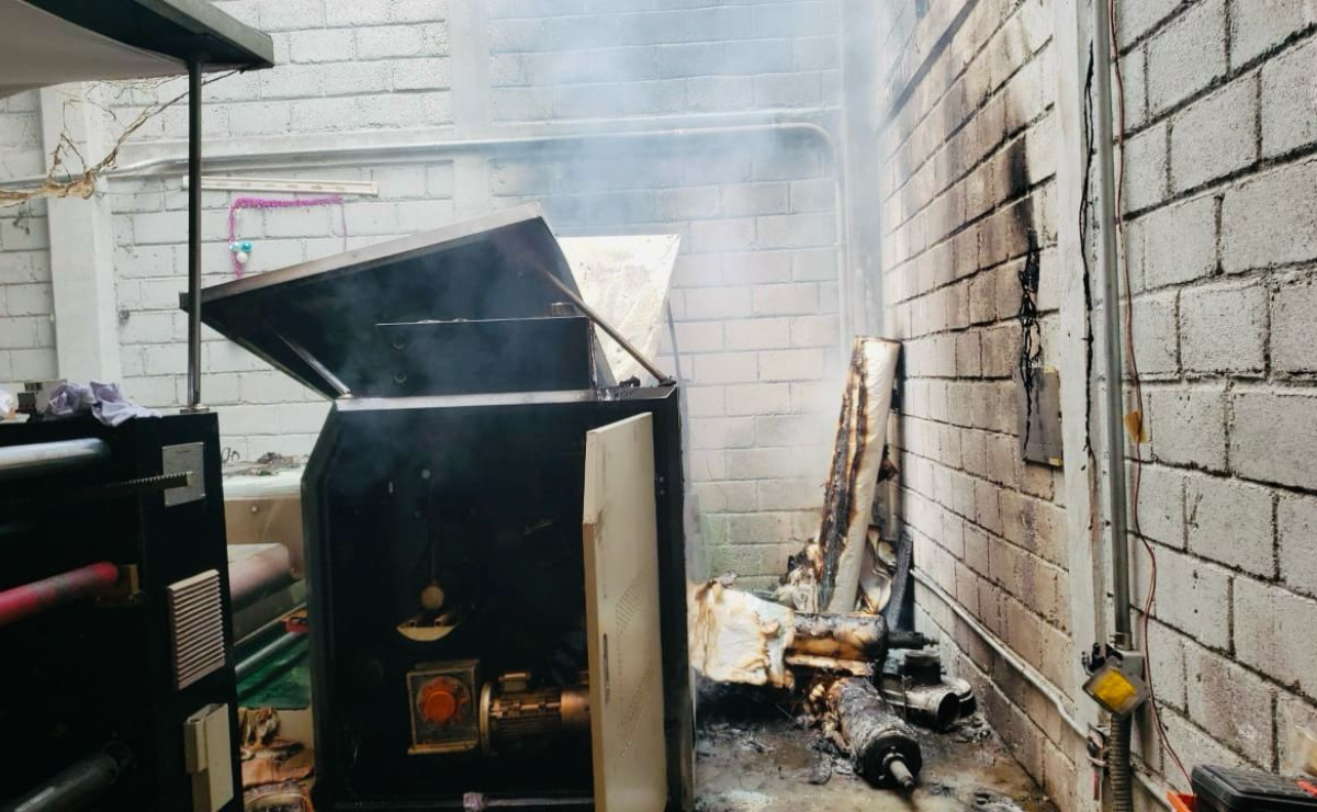 El rápido actuar de los bomberos de Tlalnepantla evitó que el fuego se propagara en la nave industrial y consumiera el taller. Foto: Especial