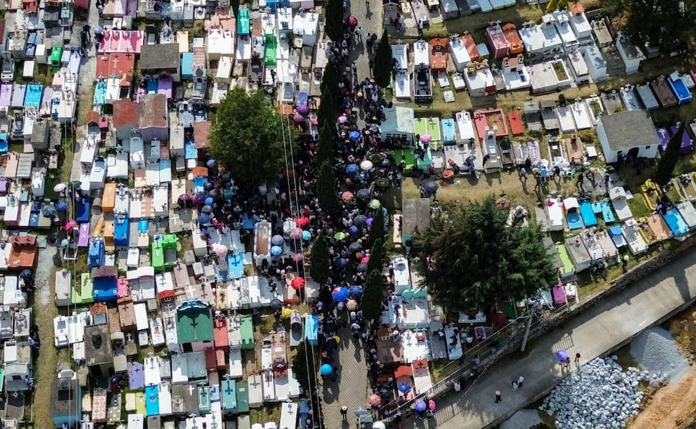 La explanada de la iglesia de Santa María Zolotepec resultó insuficiente para albergar a los cientos de personas que acudieron a la misa de cuerpo presente. Foto Alejandro Vargas / El Universal