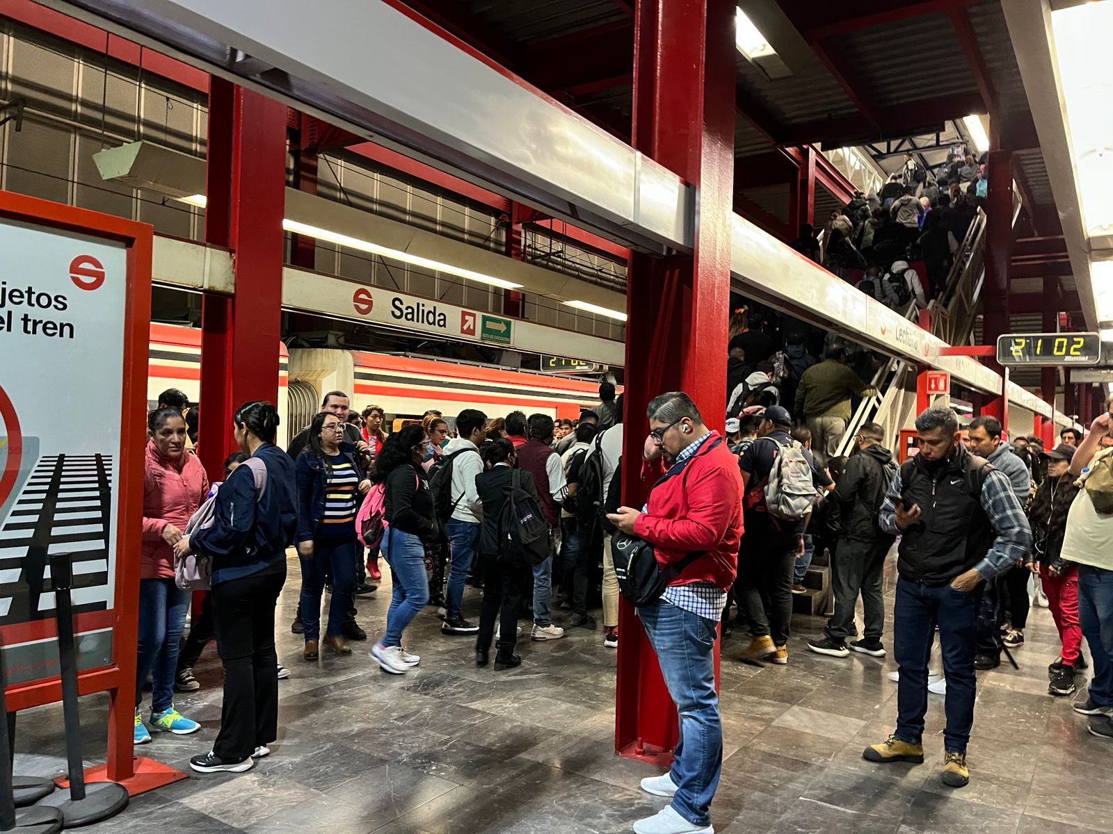 Por la falla eléctrica el servicio sólo es de Buenavista a Lechería. Crédito:  Fernanda Ortiz/EL UNIVERSAL