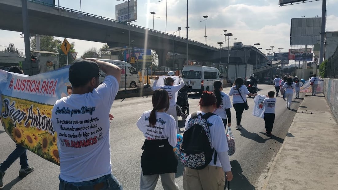 El contingente avanza de manera ordenada y es acompañado por elementos de la Guardia Municipal de Naucalpan. Foto: Gisela González/ El Universal