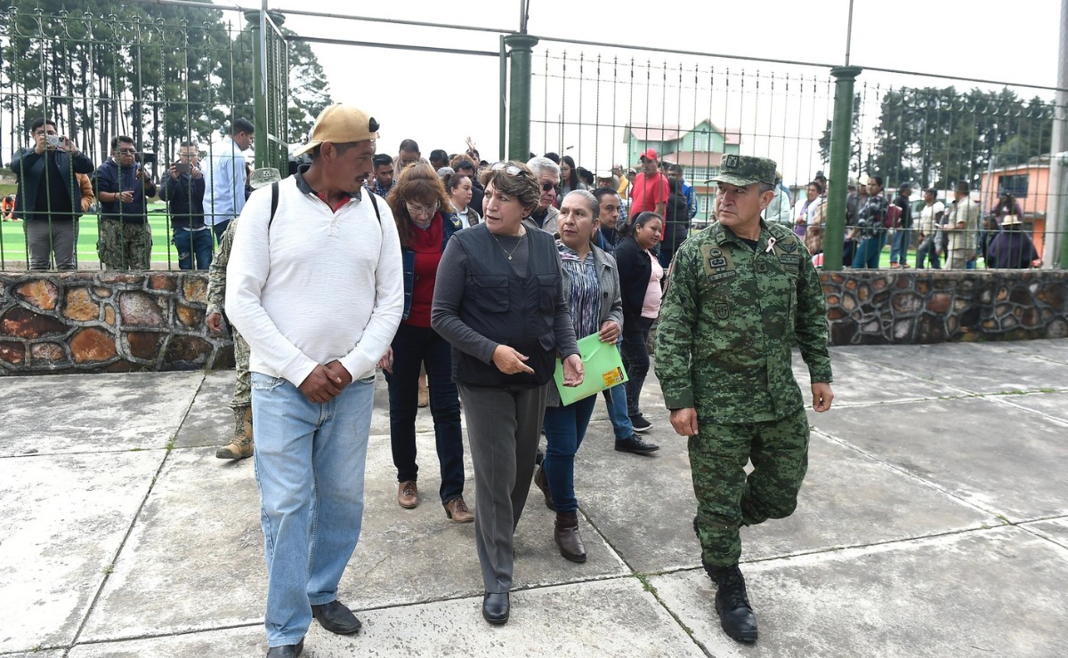 La Gobernadora Delfina Gómez Álvarez y funcionarios estatales y locales durante su visita a Texcapilla / Foto: Especial