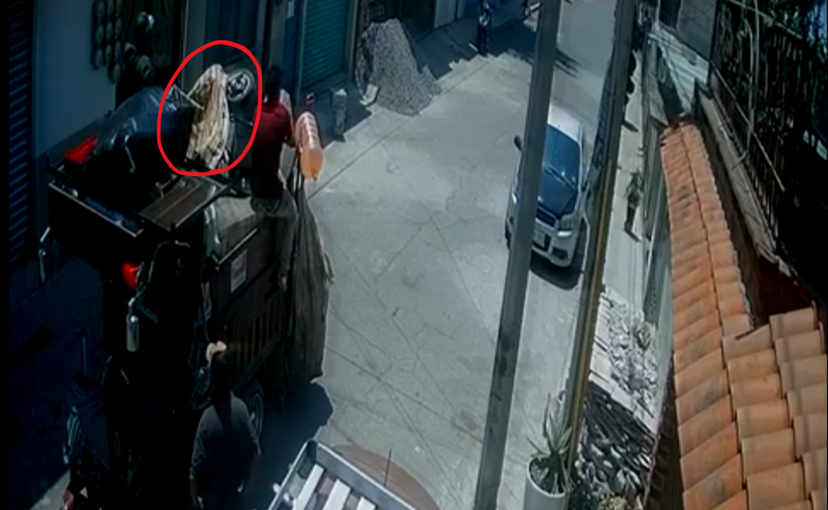 El robo quedó grabado por una cámara de seguridad y se difundió en redes sociales. Captura de video