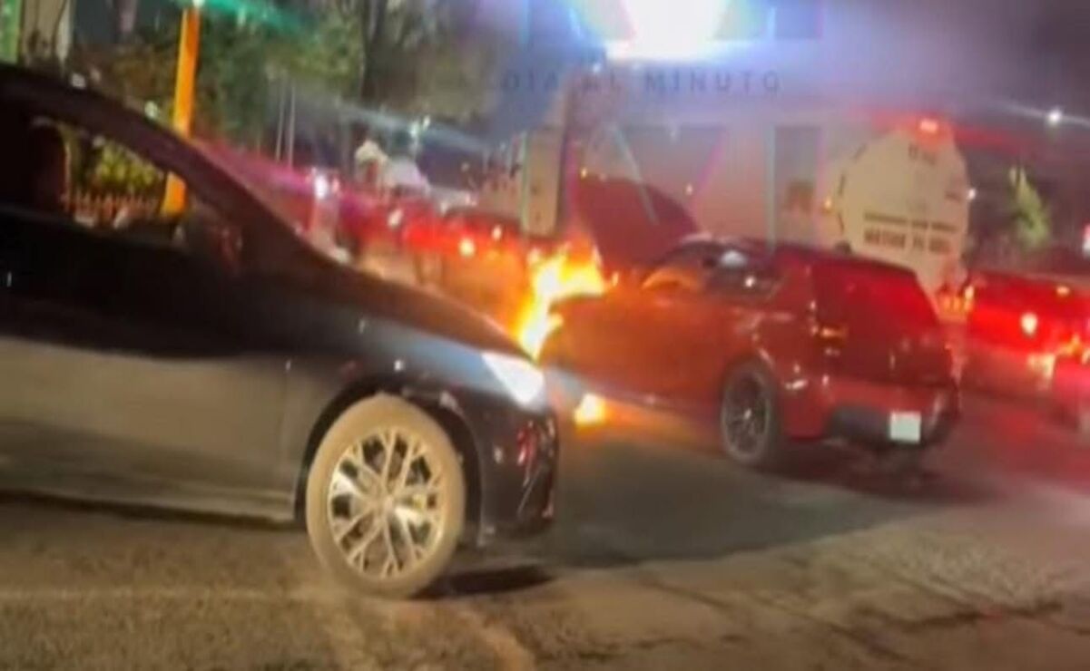 Los automovilistas que transitaban por la zona esquivaban la unidad incendiada, mientras el chofer intentaba sofocar el fuego. Foto: Especial