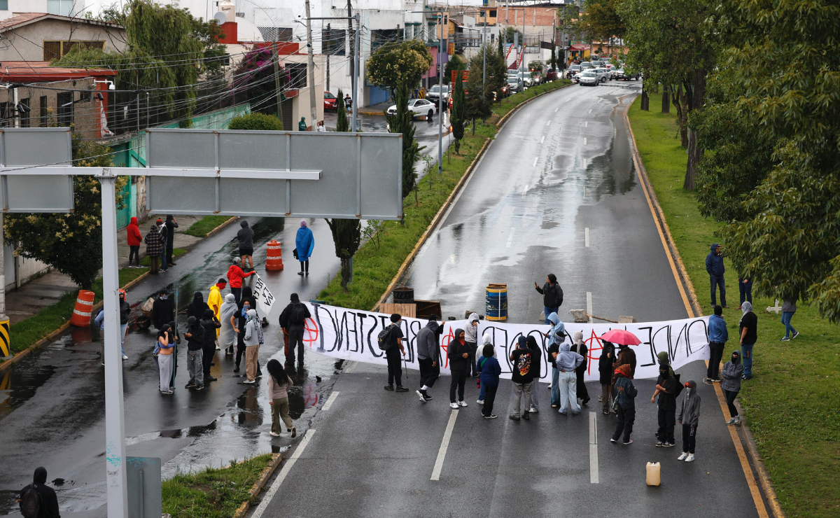 "No a la imposición": Estudiantes de la Facultad de Arquitectura de la UAEMéx paralizan el tráfico en Toluca, defendiendo su paro estudiantil. Foto: Arturo Hernández