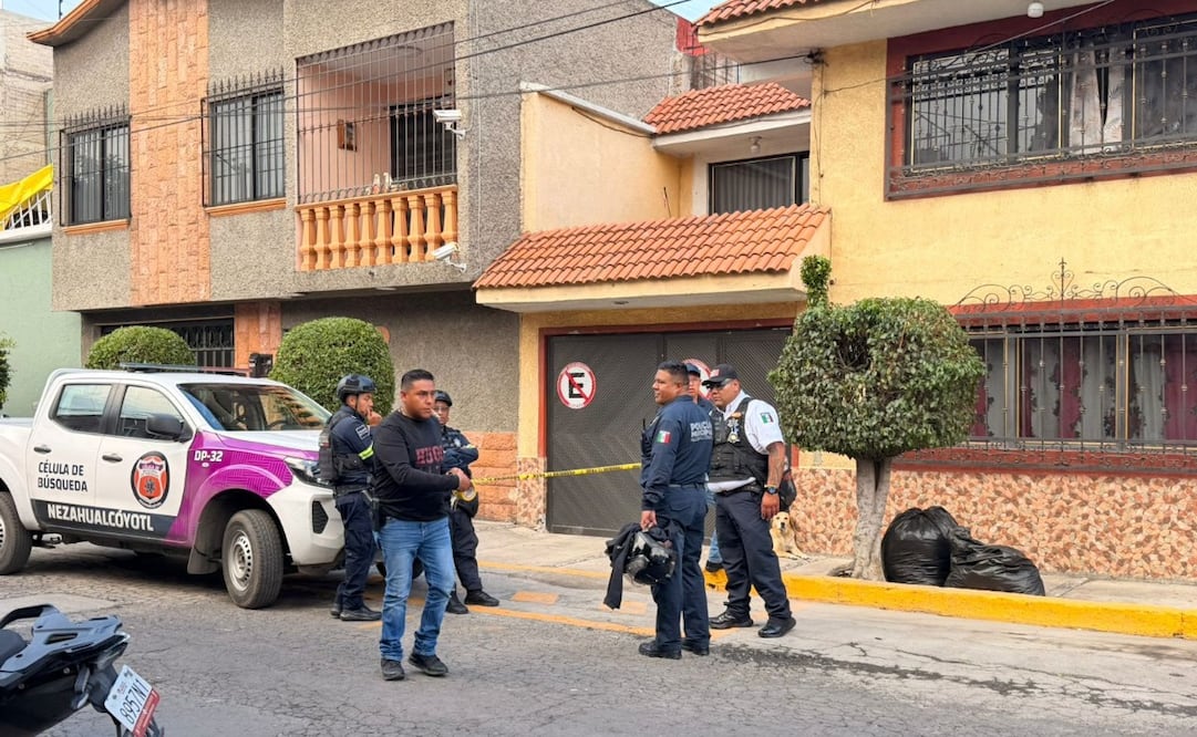 Elementos de la Policía Municipal, la SSEM y la Fiscalía mexiquense resguardan el inmueble en la colonia La Perla tras el hallazgo de los restos. Foto Especial