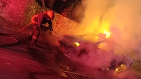 Hallan cuerpo calcinado tras incendio de auto en Tlalnepantla