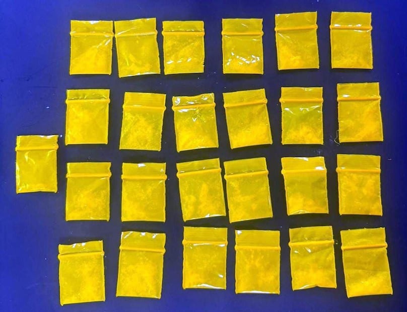 Entre sus pertenencias localizaron 25 envoltorios de plástico cuyo contenido coincidía con las características propias del cristal. Foto. Especial