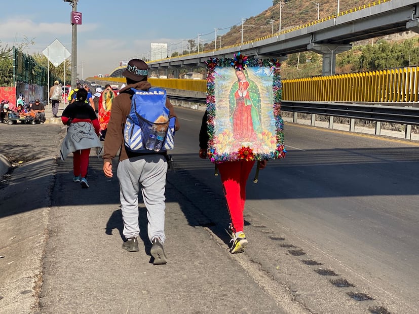 La autopista México-Puebla se transforma en un "río humano" de fe incontrolable. Miles de devotos del oriente del Valle de México avanzan en su cita anual con la Virgen. Foto Emilio Fernández / El Universal