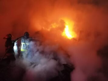 Naucalpan: Incendio devora depósito de chatarra; alerta en El Capulín