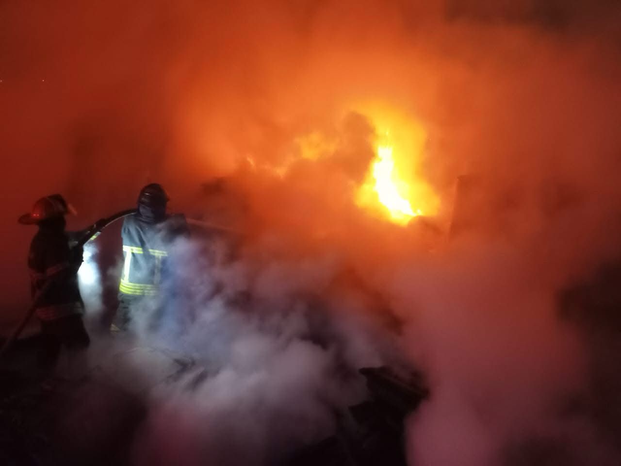 Depósito de chatarra y reciclables se incendia en El Capulín, generando gran columna de humo. Foto Especial