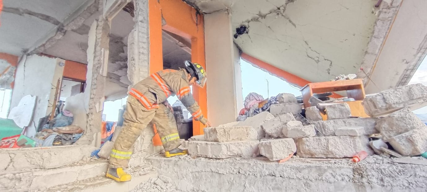 Rescate Urbano reportó tres domicilios aledaños afectados, así como un poste de telefonía y varios vehículos. Foto: especial