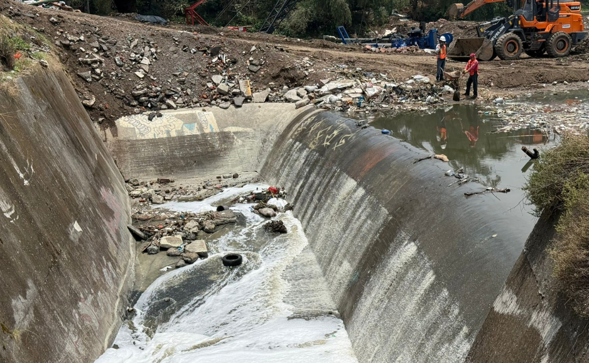 Con la gobernadora Delfina Gómez presente, Naucalpan combate el riesgo de inundaciones desfogando la presa Los Cuartos. La lucha contra el enorme tapón de basura continúa. Foto: Especial
