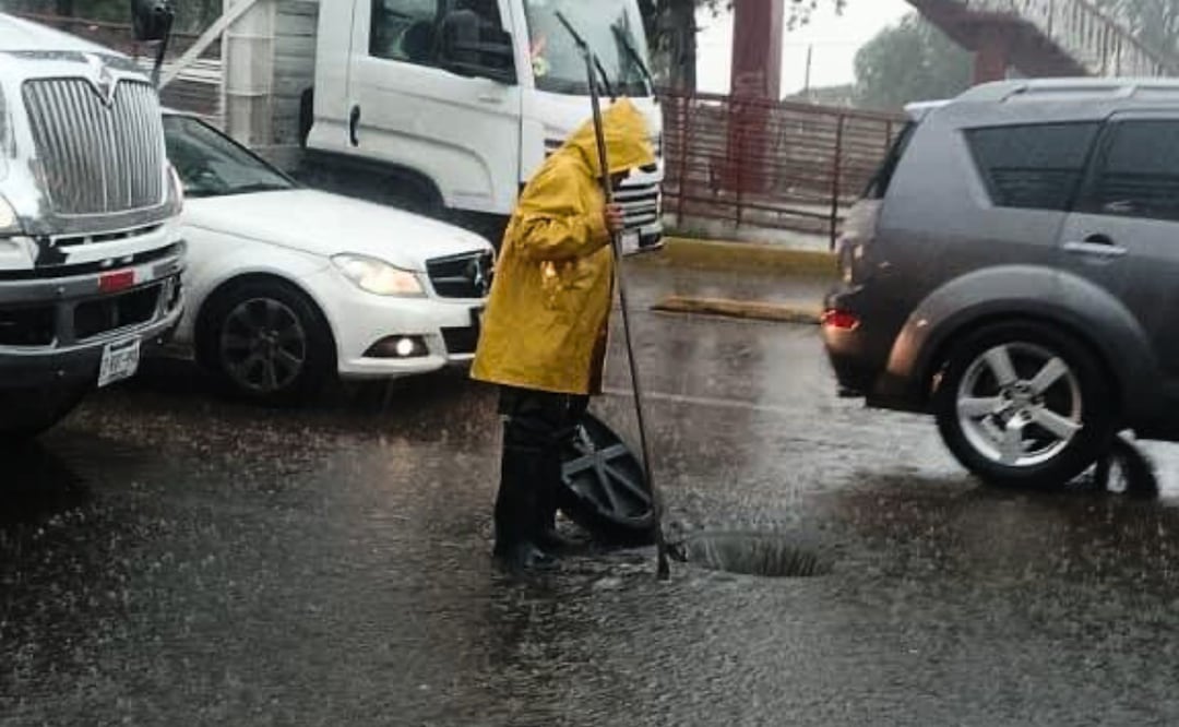 Personal de APAST Tultitlán trabaja en la Vía López Portillo para desahogar el agua y normalizar el servicio del Mexibús, afectado por las lluvias en Coacalco. Foto: Especial