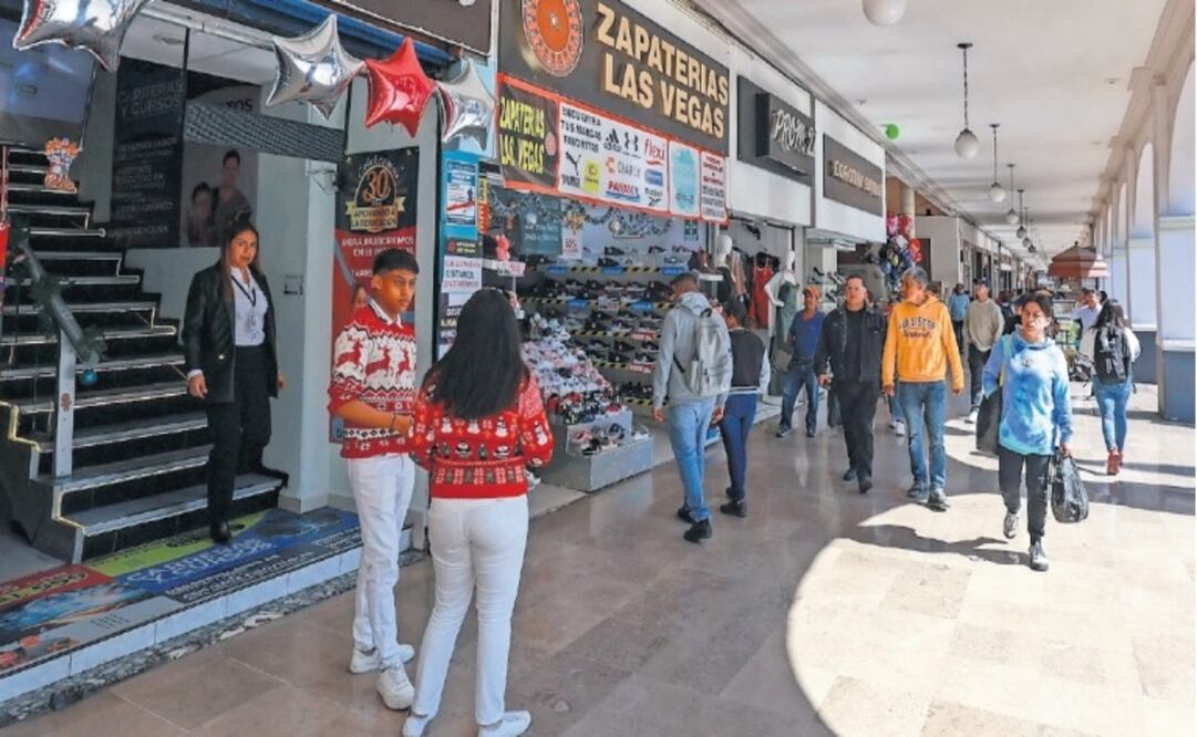 Las familias mexiquenses buscan sus regalos con anticipación / Foto Alejandro Vargas