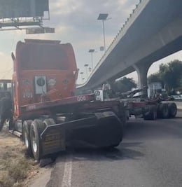 Tráiler atascado cierra lateral en Barrientos; caos vial hacia Izcalli