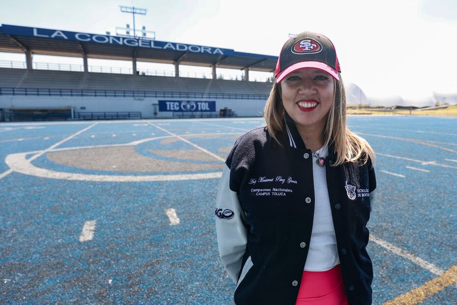 Coach Kelly se convirtió en la primera mujer entrenadora en la Liga Mayor de los 14 Grandes del futbol americano en el país. Foto: Alejandro Vargas. El Universal